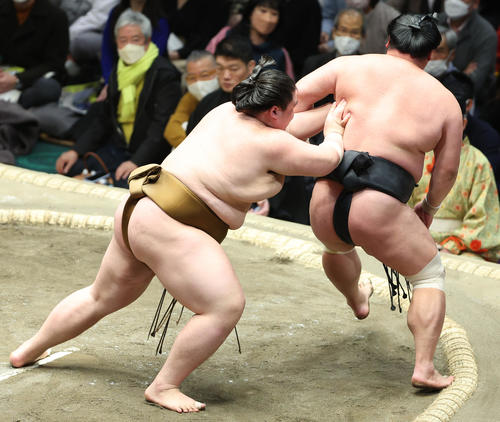 妙義龍（右）を送り出しで破る王鵬（撮影・中島郁夫）
