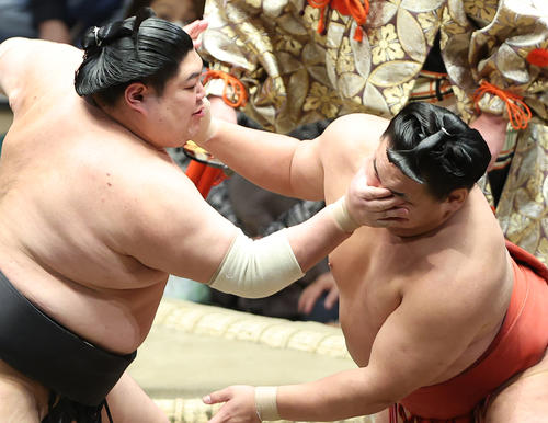 阿炎（左）の顔面攻撃をこらえる豊昇龍（撮影・中島郁夫）