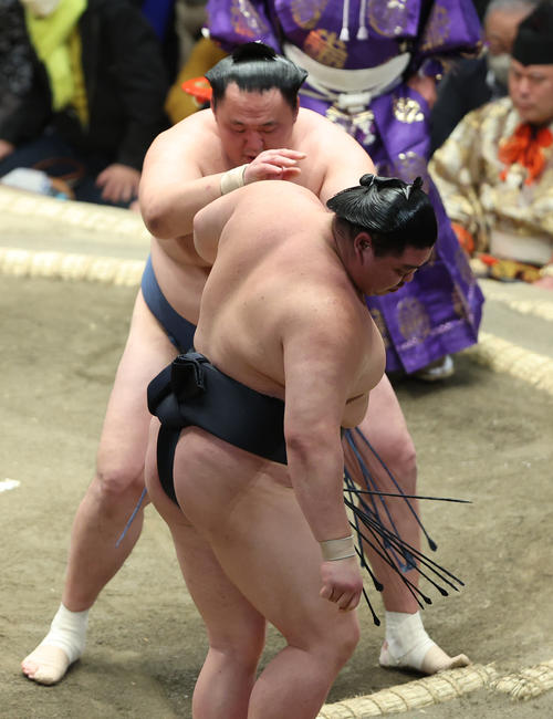 正代（右）を突き出しで破る玉鷲（撮影・中島郁夫）