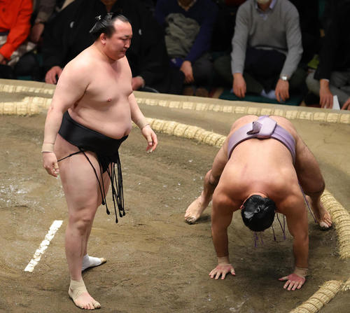 琴恵光（右）をはたき込みで破る千代翔馬（撮影・野上伸悟）