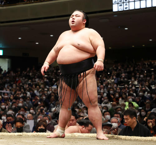 翠富士を小手投げで破った貴景勝（撮影・宮地輝）