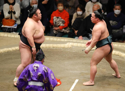 にらみ合う貴景勝（左）と翠富士（撮影・野上伸悟）