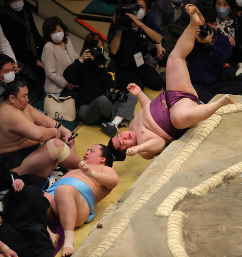 遠藤（奥）を寄りきりで破る琴勝峰（撮影・野上伸悟）