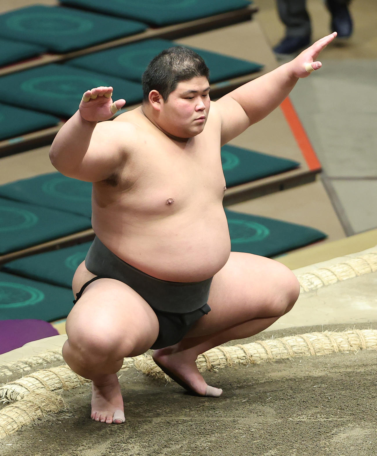 土俵入りする落合（撮影・中島郁夫）