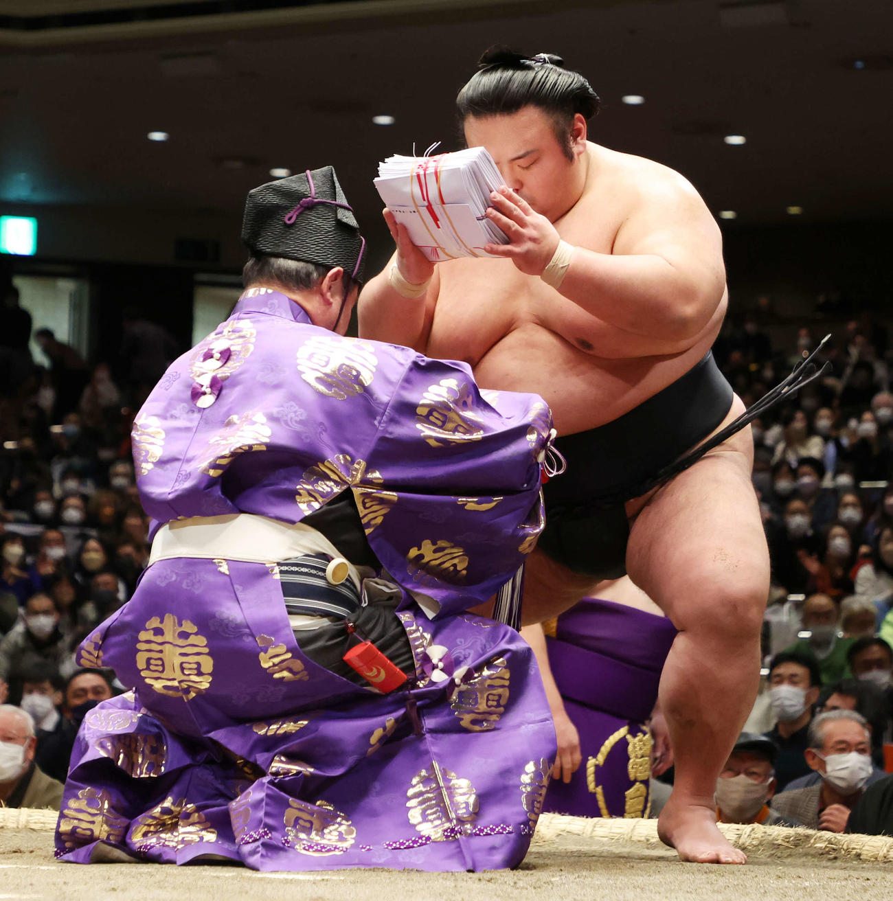 懸賞金を受け取る貴景勝（撮影・宮地輝）