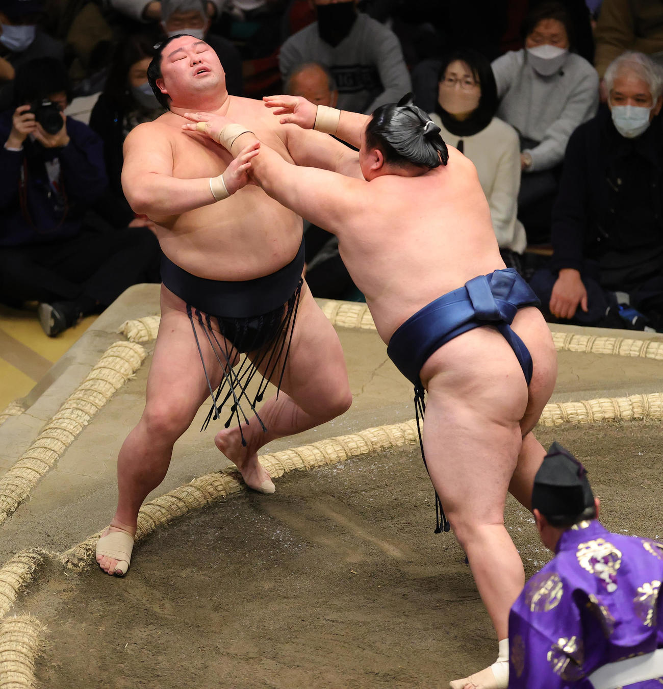 玉鷲（右）に突き出しで敗れる正代（撮影・野上伸悟）