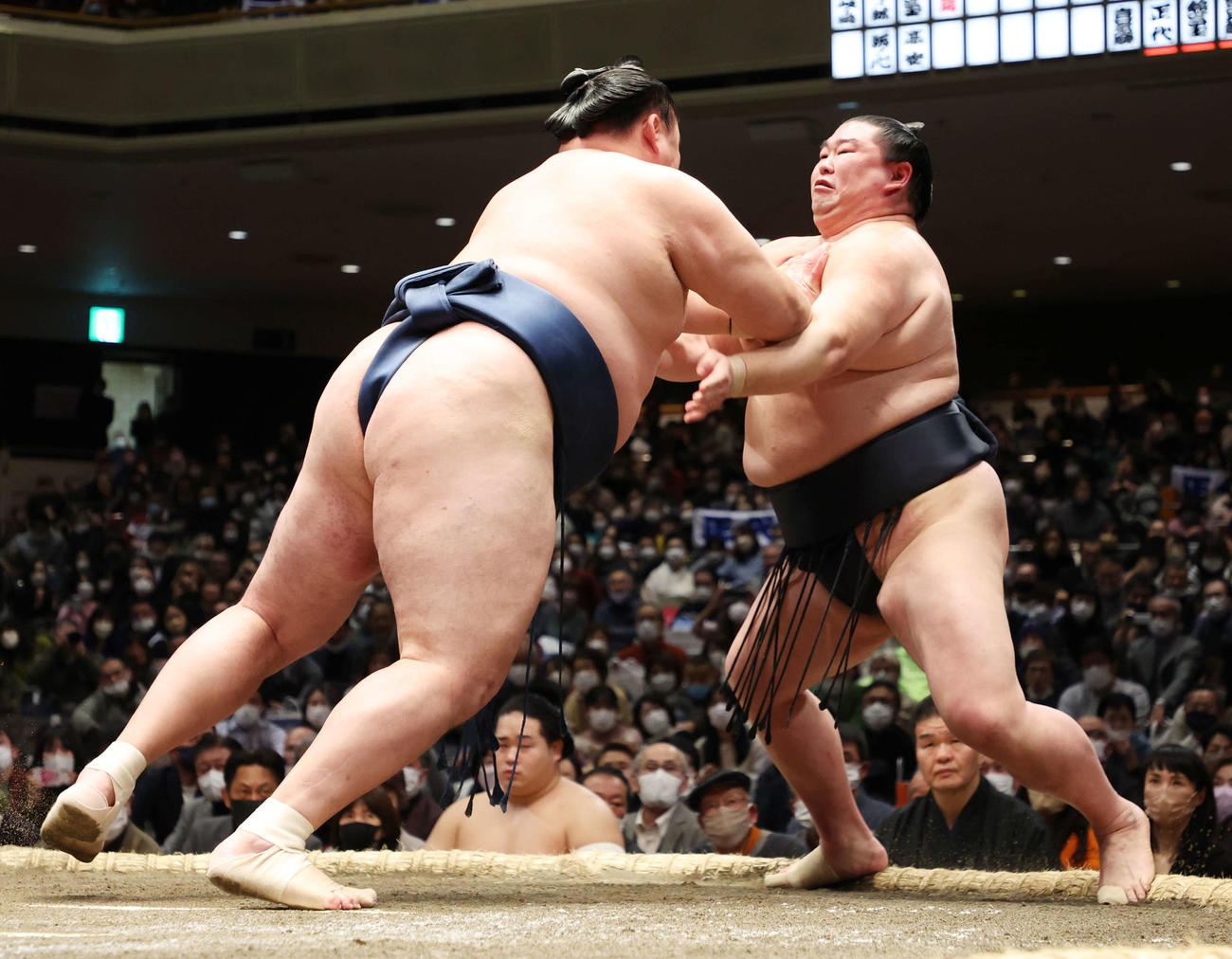 正代（右）は突き出しで玉鷲に敗れる（撮影・宮地輝）