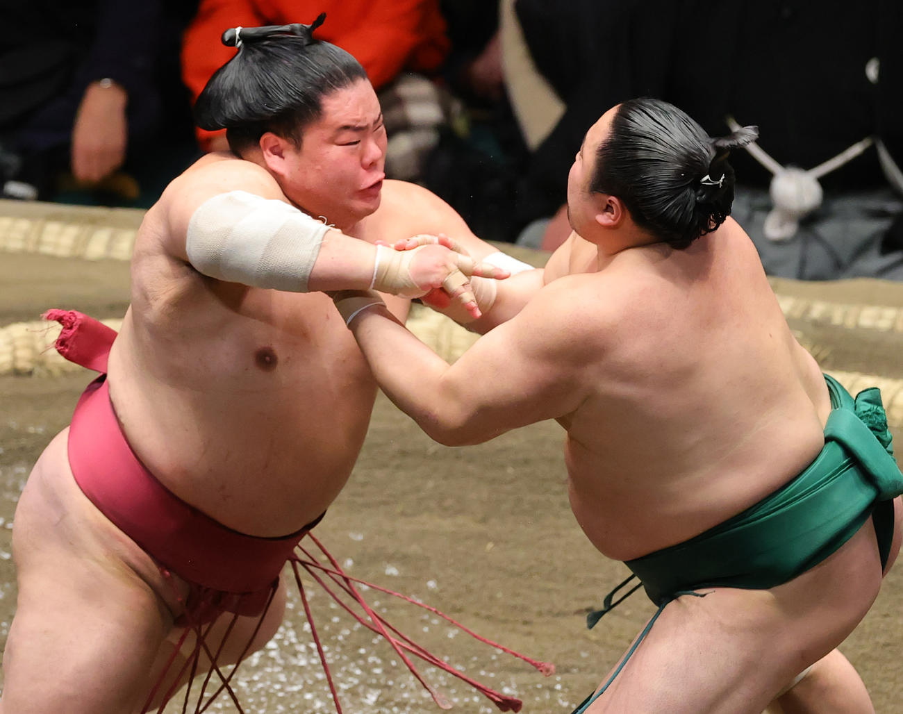 佐田の海（右）と張り合う大栄翔（撮影・野上伸悟）