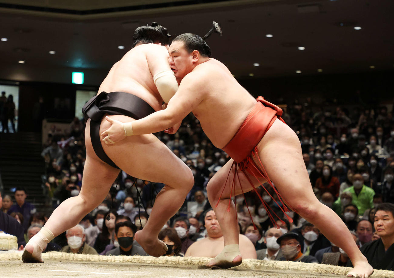 阿炎（左）を攻める豊昇龍（撮影・宮地輝）