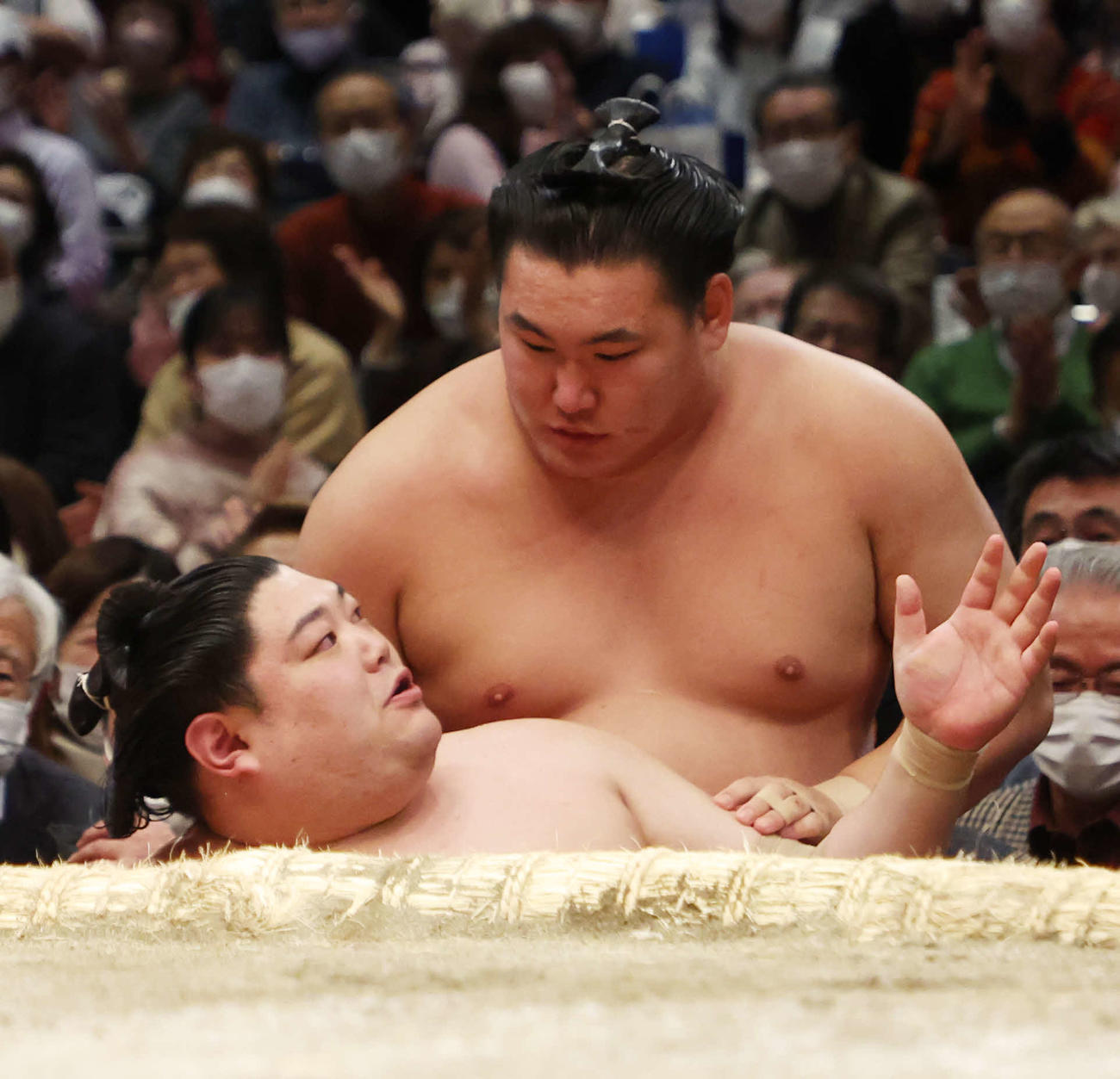 破った阿炎（左）を気遣う豊昇龍（撮影・宮地輝）