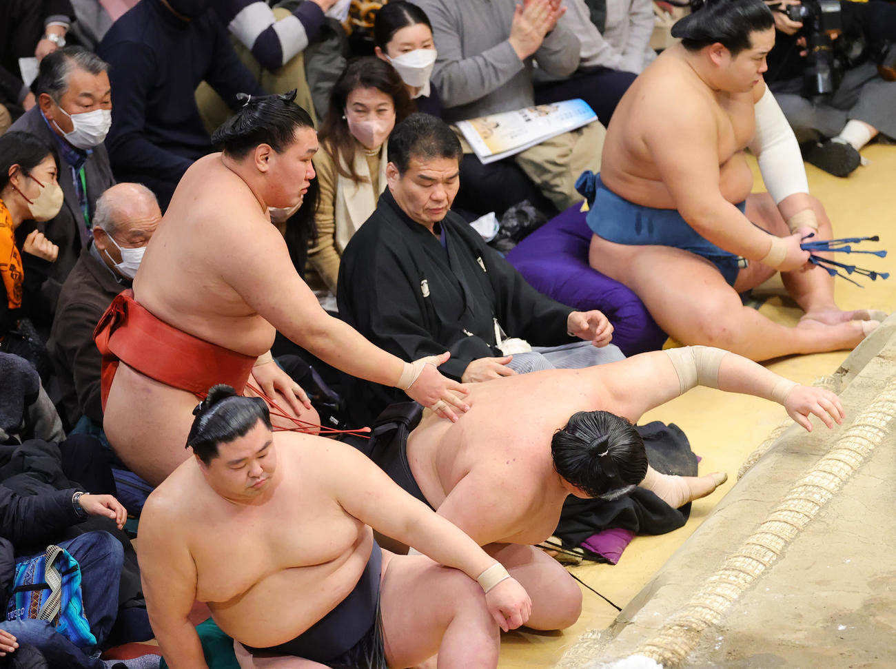 阿炎を寄り切りで破り懸賞金を手にする豊昇龍（撮影・野上伸悟）