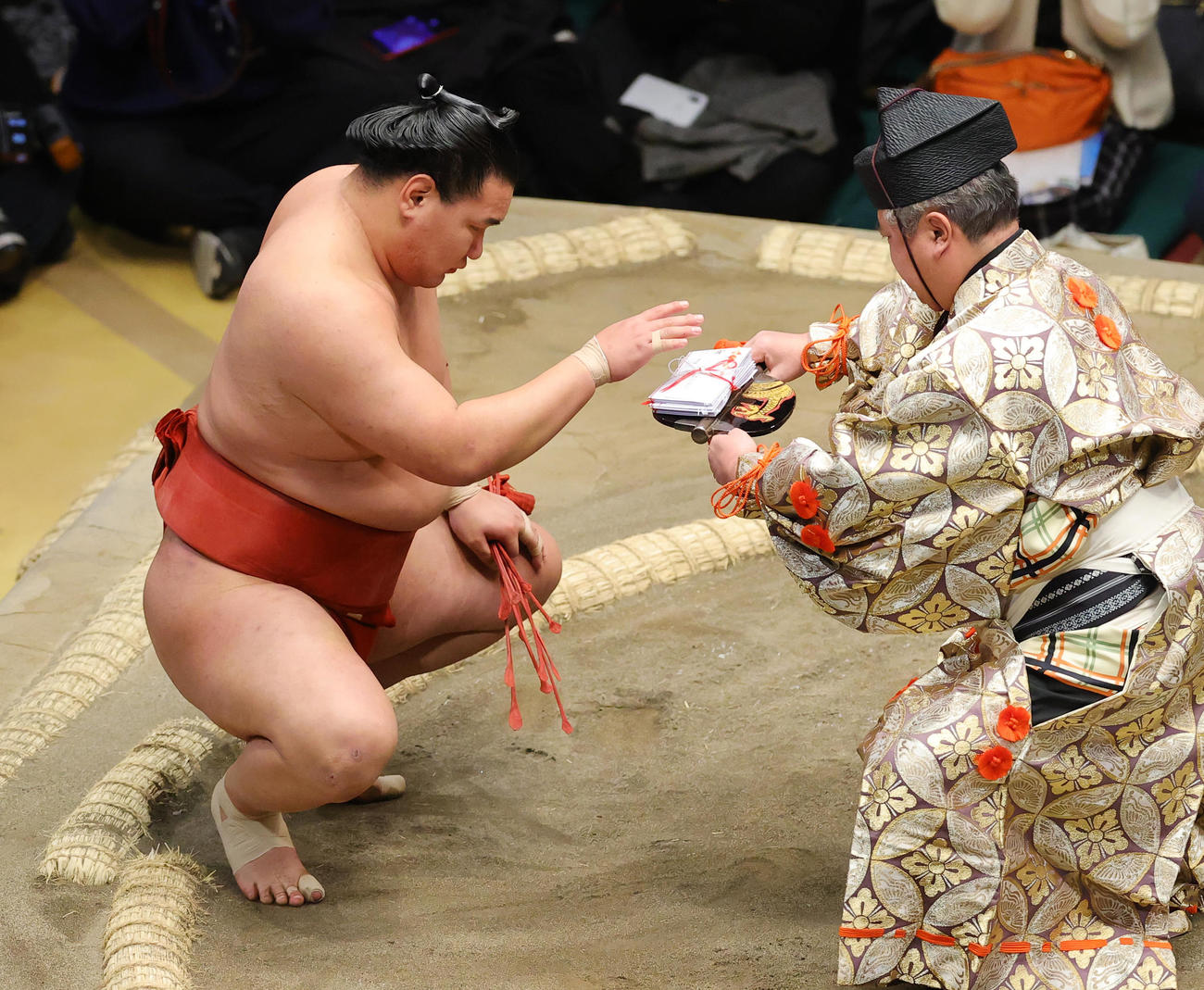 阿炎を寄り切りで破り懸賞金を手にする豊昇龍（撮影・野上伸悟）