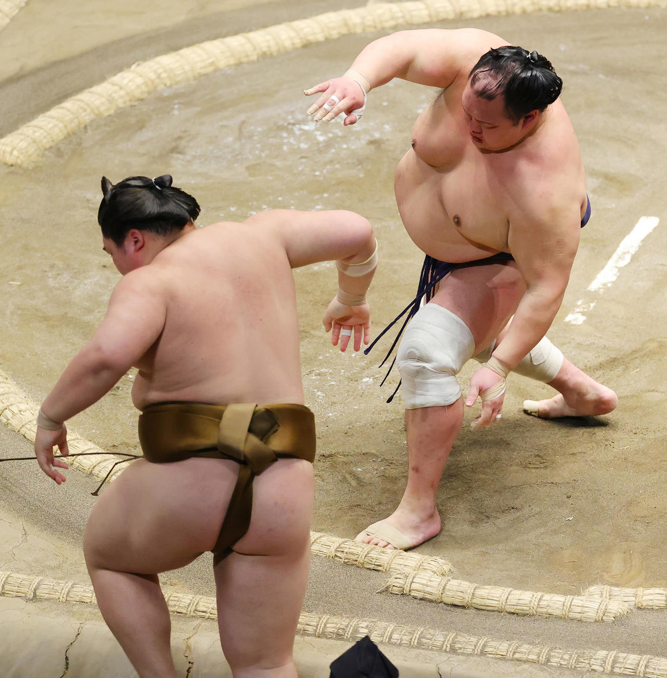 王鵬（手前）をよりきりっで破る北勝富士（撮影・野上伸悟）