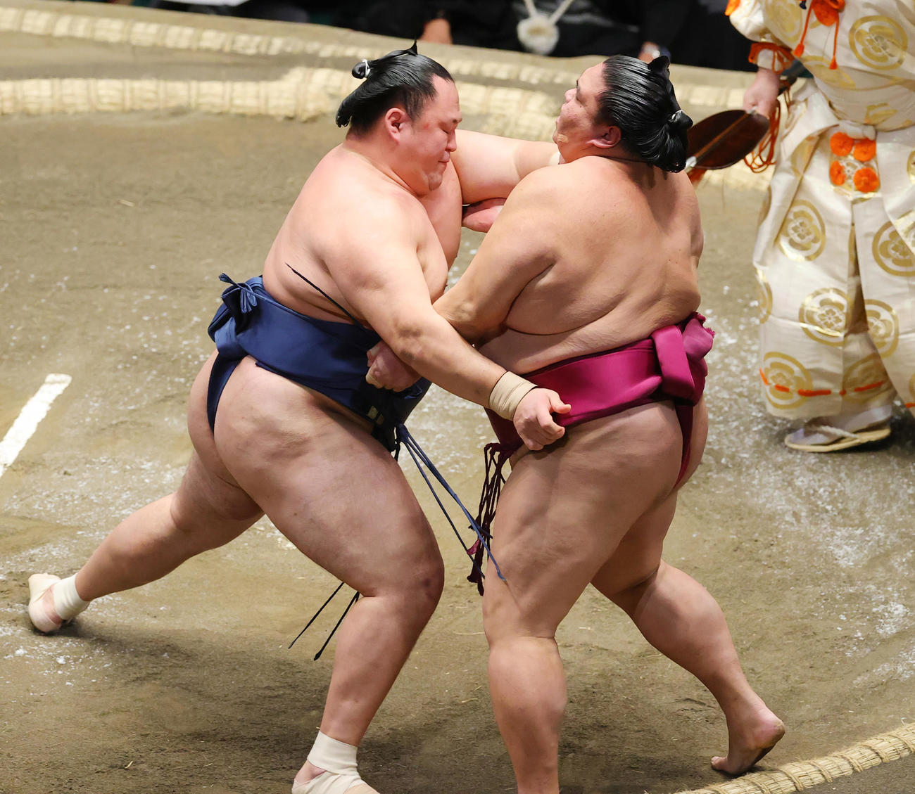 御嶽海（右）を寄りきりで破る玉鷲（撮影・野上伸悟）
