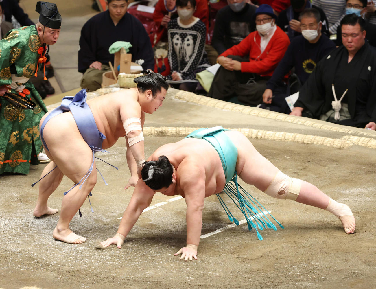 翔猿（左）は蹴返しで琴ノ若を破る（撮影・宮地輝）