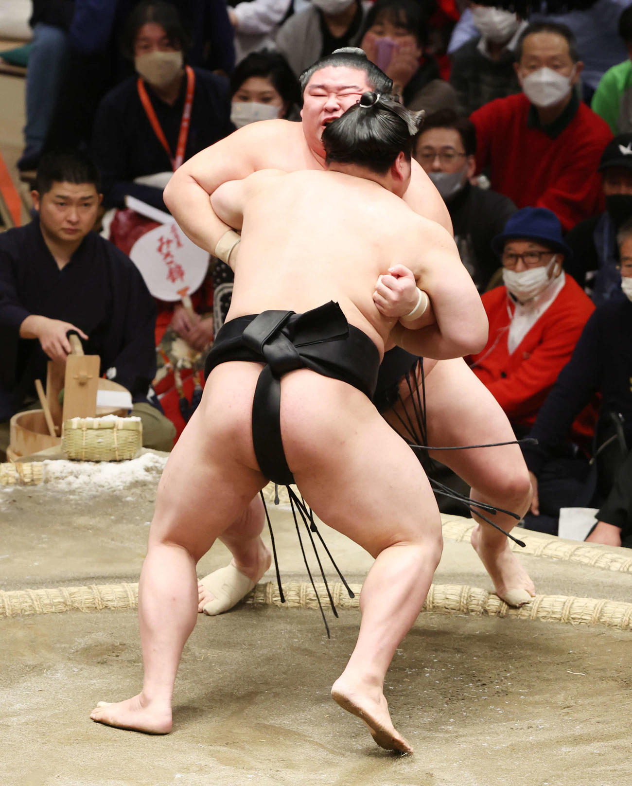正代（後方）は寄り切りで若元春に敗れる（撮影・宮地輝）
