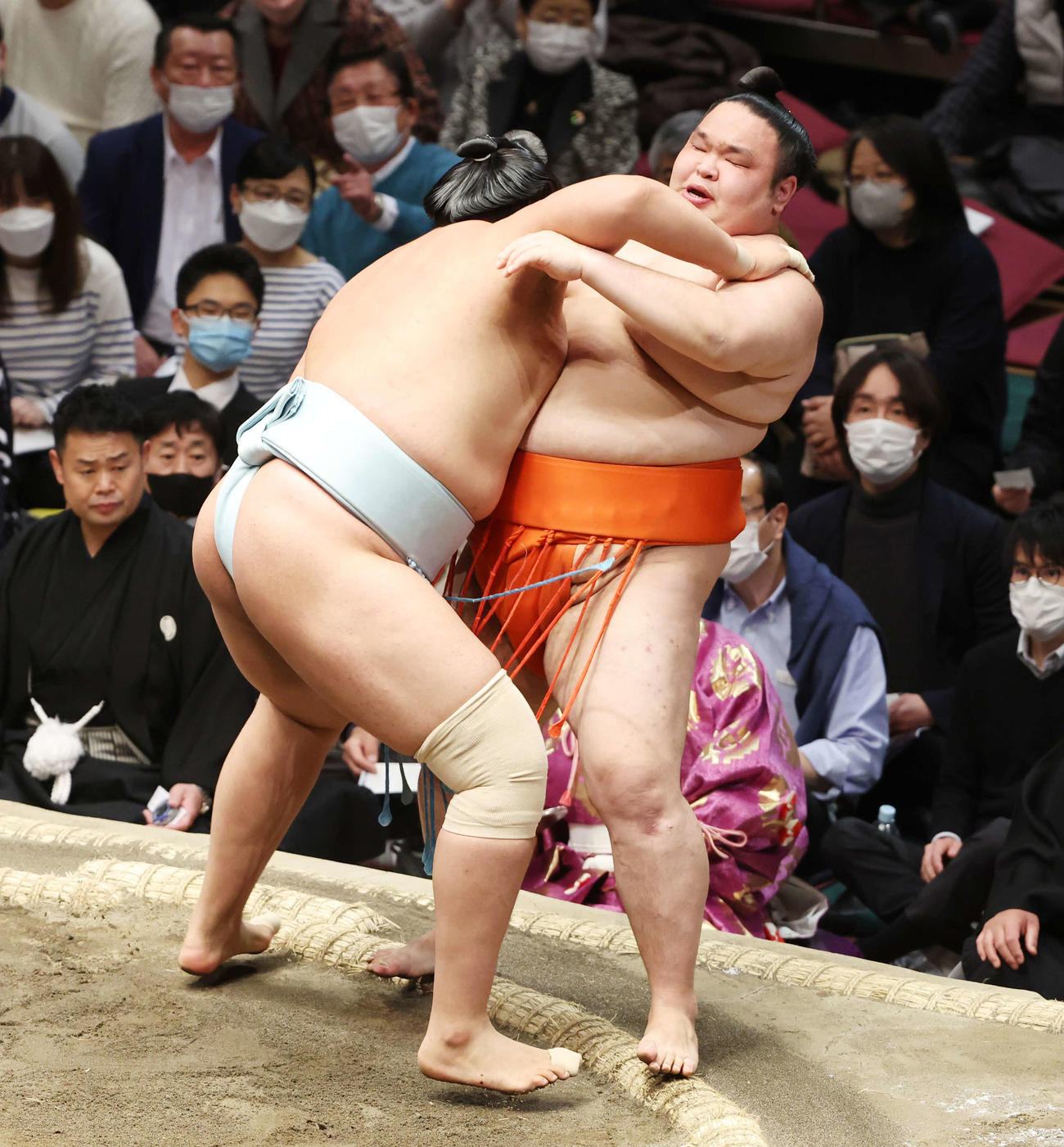 水戸龍（右）は寄り切りで北青鵬に敗れる（撮影・宮地輝）