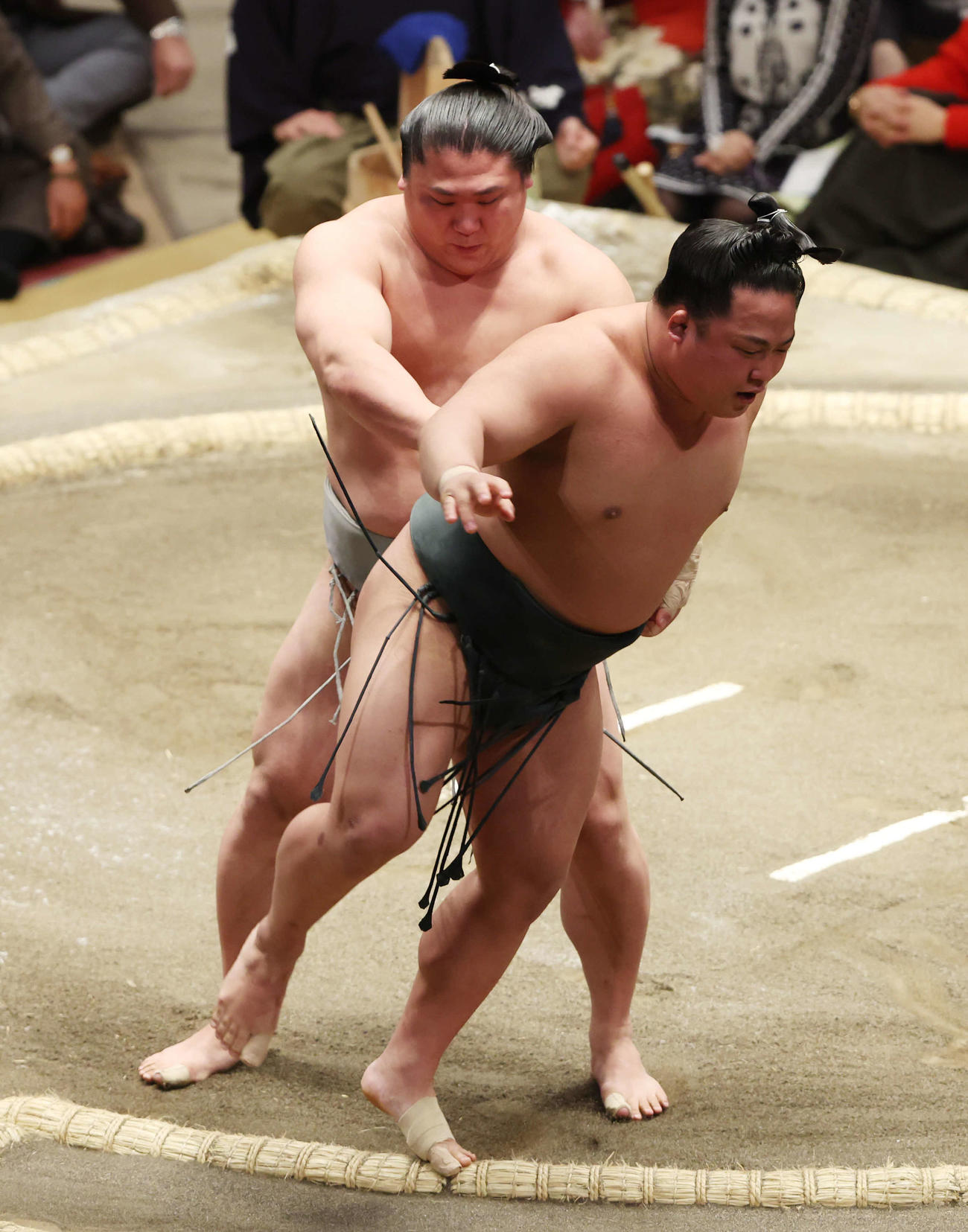 若隆景（左）は送り出しで翠富士を破る（撮影・宮地輝）