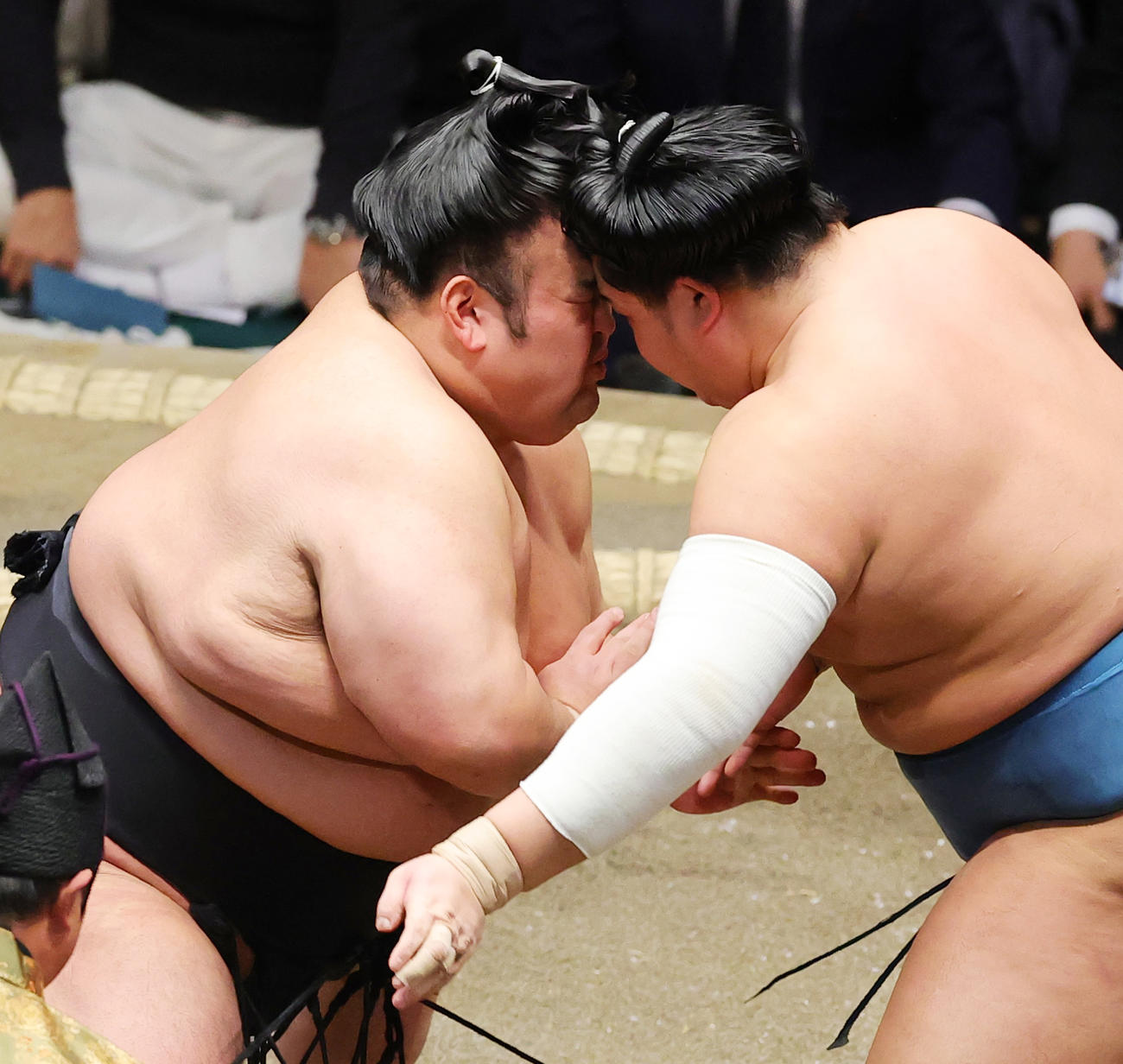 立ち合いでぶつかり合う貴景勝（左）と錦富士（撮影・野上伸悟）