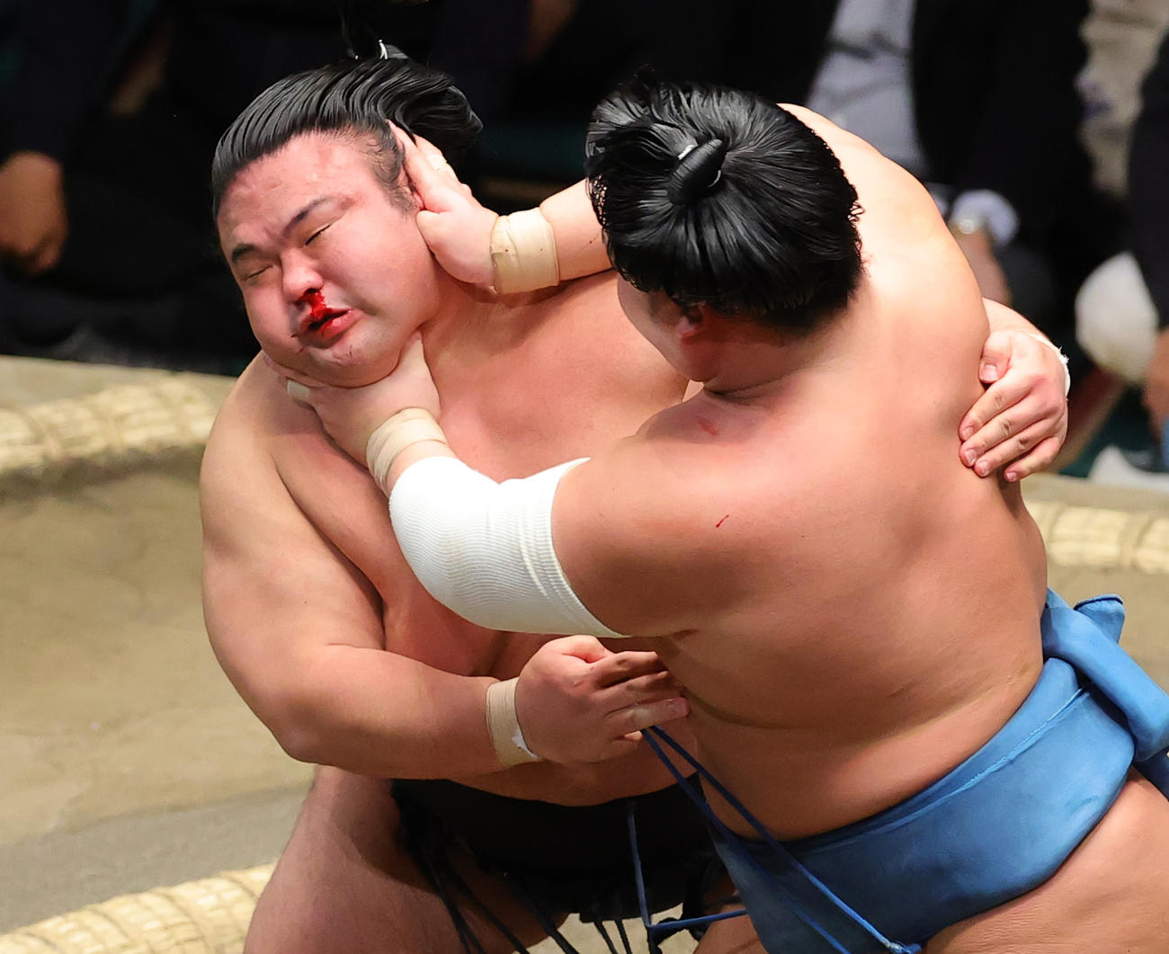 貴景勝（左）は鼻血を流しながら錦富士ののど輪をこらえる（撮影・野上伸悟）