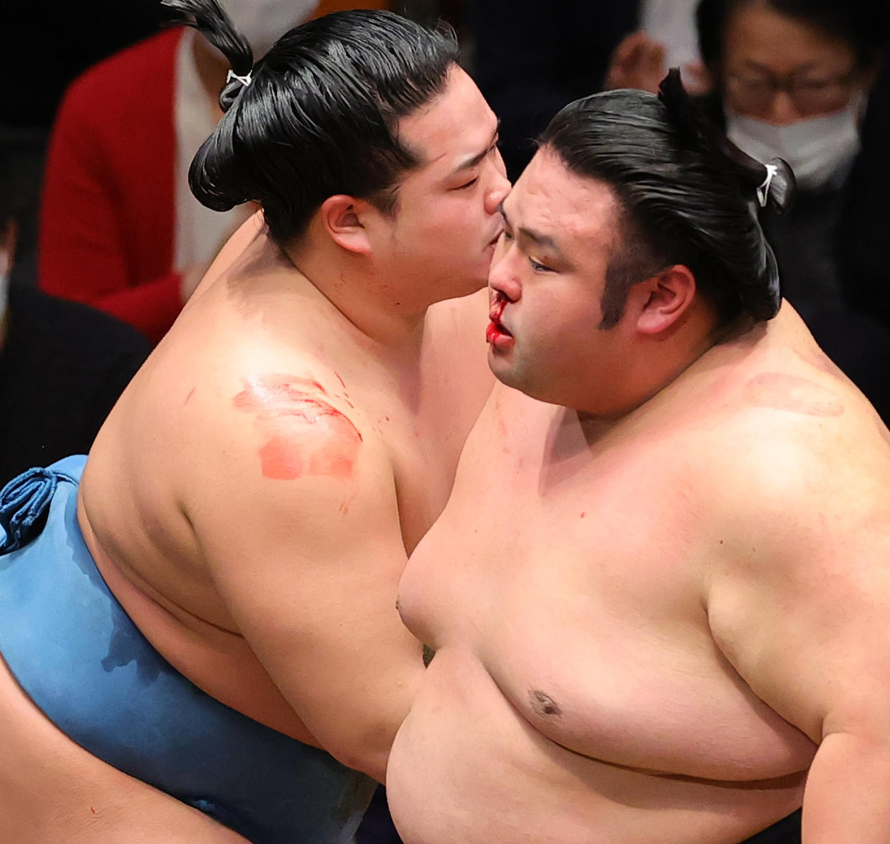 流血しながら錦富士（左）をはたき込みで破った貴景勝。錦富士の右肩には血の跡が（撮影・野上伸悟）