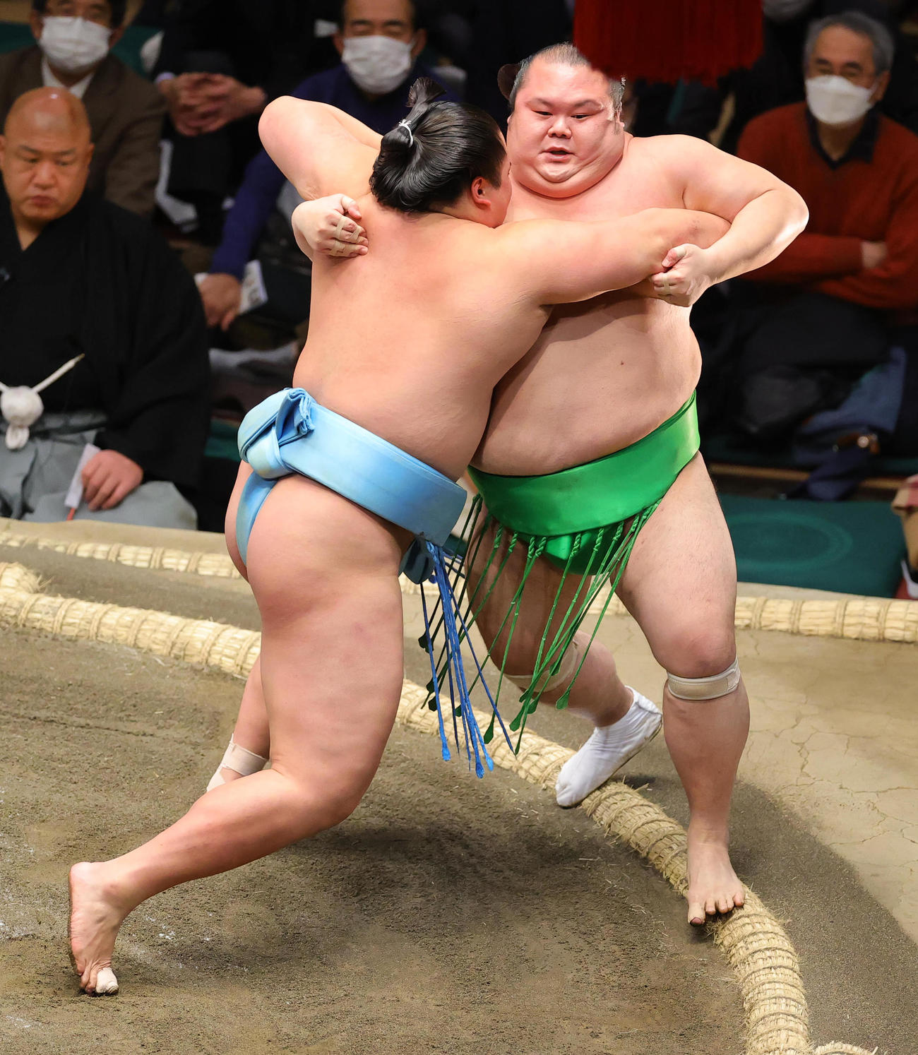 千代丸（右）を押し出しで破る琴勝峰（撮影・野上伸悟）