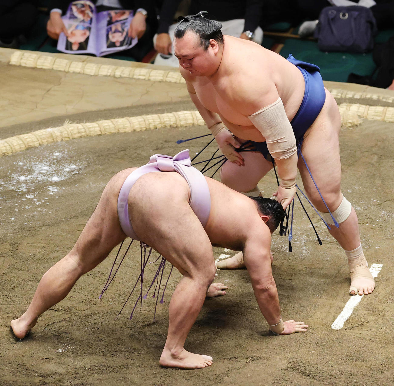 琴恵光（左）をはたき込みで破る宝富士（撮影・野上伸悟）