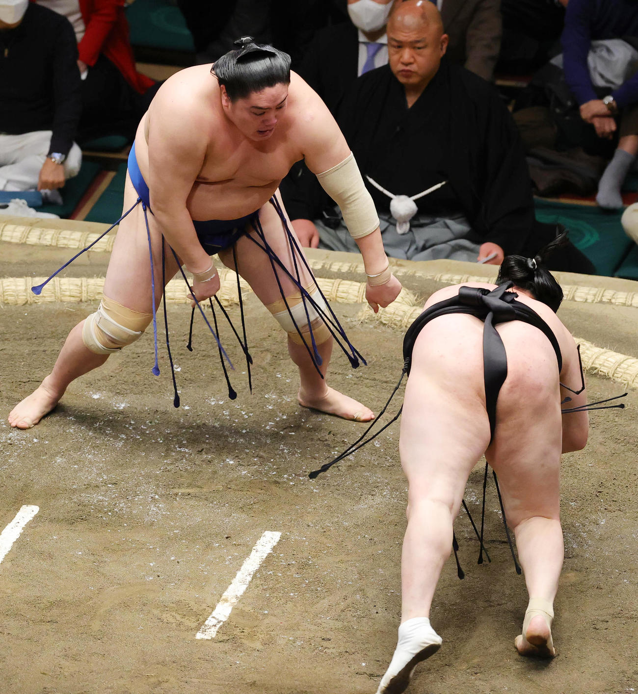 千代翔馬（右）をはたき込みで破る一山本（撮影・野上伸悟）