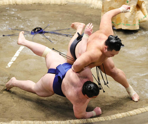 豪ノ山（左）を小手投げで破る朝乃山（撮影・野上伸悟）