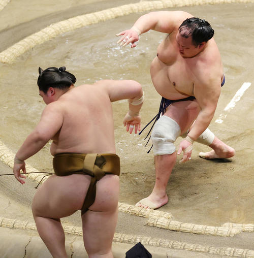 王鵬（手前）をよりきりっで破る北勝富士（撮影・野上伸悟）