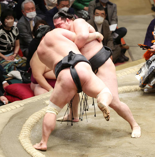 竜電（右）はきめ出しで妙義龍を破る（撮影・宮地輝）