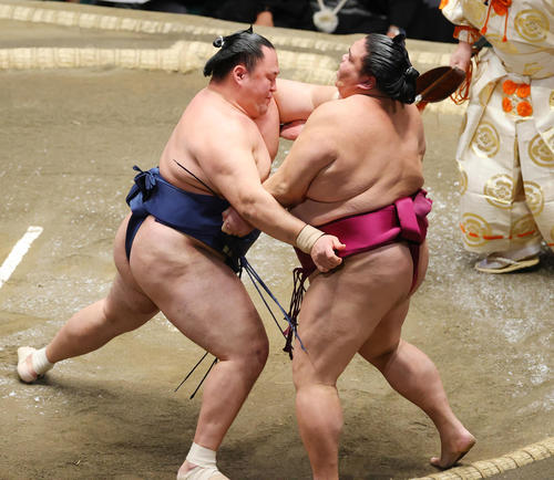 御嶽海（右）を寄りきりで破る玉鷲（撮影・野上伸悟）