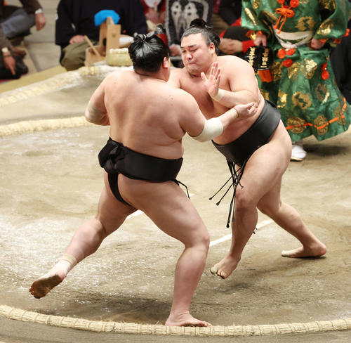 霧馬山（右）は押し出しで阿炎を破る（撮影・宮地輝）