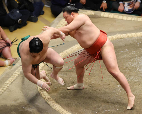 佐田の海（左）を送り倒しで破る豊昇龍（撮影・野上伸悟）