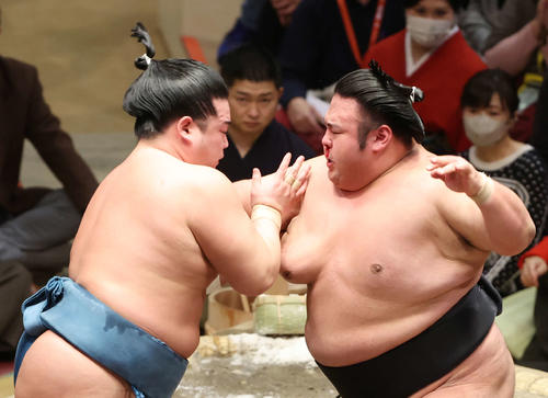 鼻血を流しながら錦富士（左）と張り合う貴景勝（撮影・宮地輝）