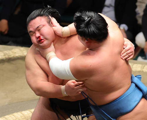 貴景勝（左）は鼻血を流しながら錦富士ののど輪をこらえる（撮影・野上伸悟）