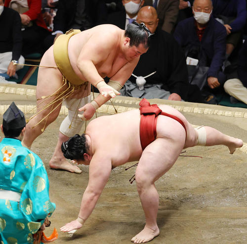 隆の勝（手前）を突き落としで破る輝（撮影・野上伸悟）