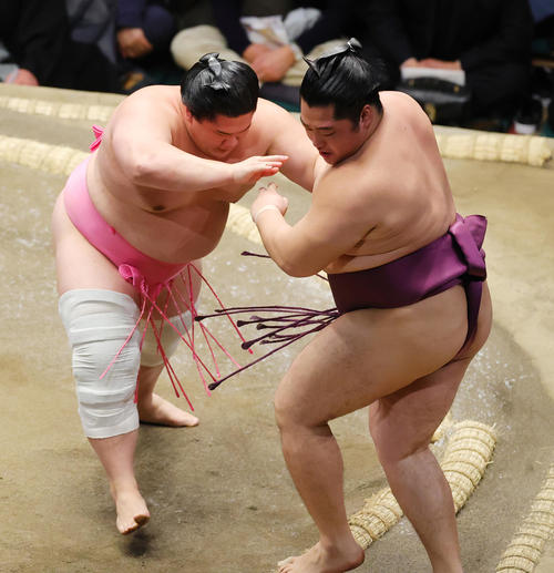 遠藤（右）を押し出しで破る宇良（撮影・野上伸悟）