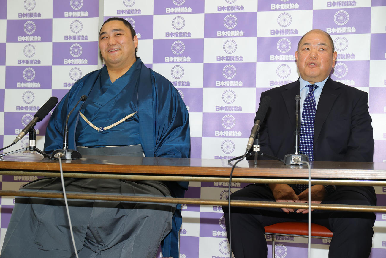 引退会見で笑顔を見せる隠岐の海。右は八角親方（撮影・野上伸悟）