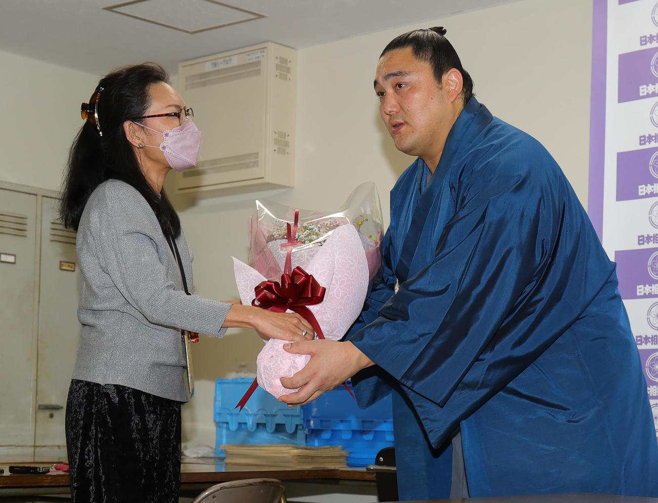 引退会見で花束を受け取る隠岐の海（撮影・野上伸悟）