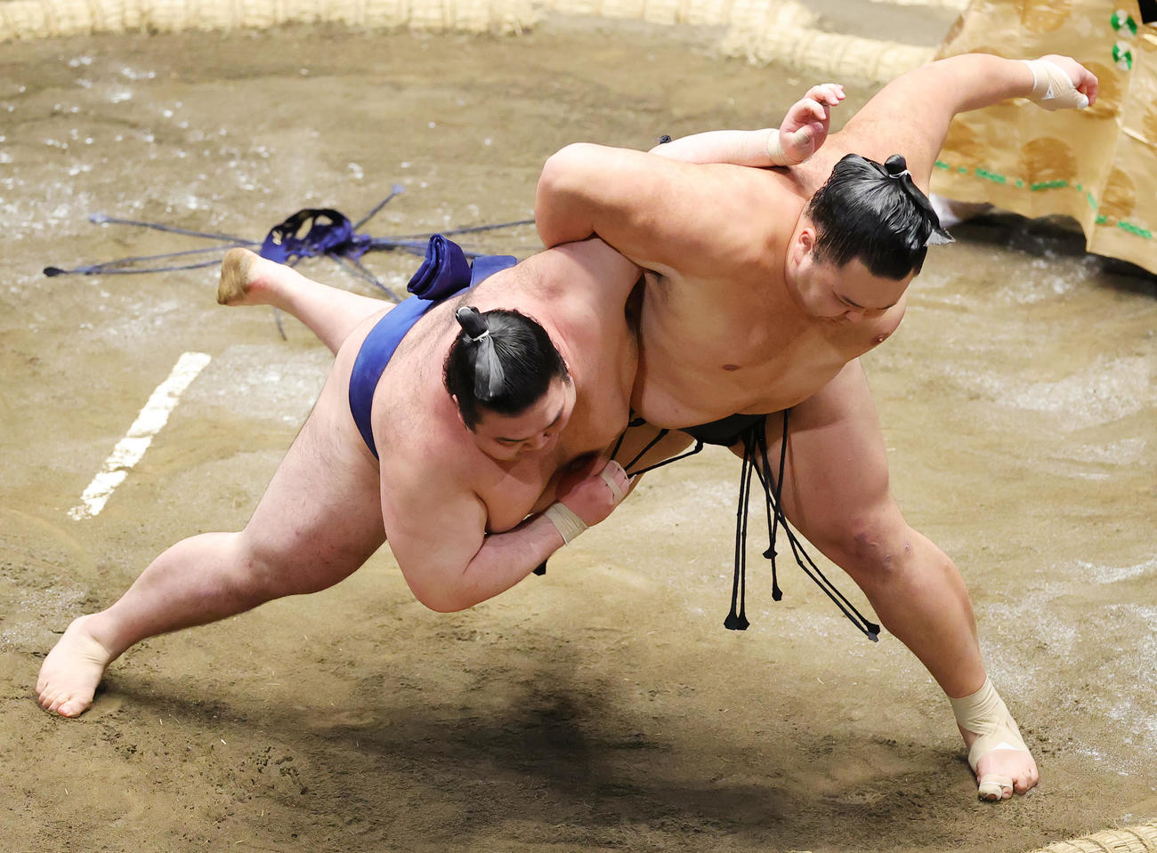 豪ノ山（左）を小手投げで破る朝乃山（撮影・野上伸悟）