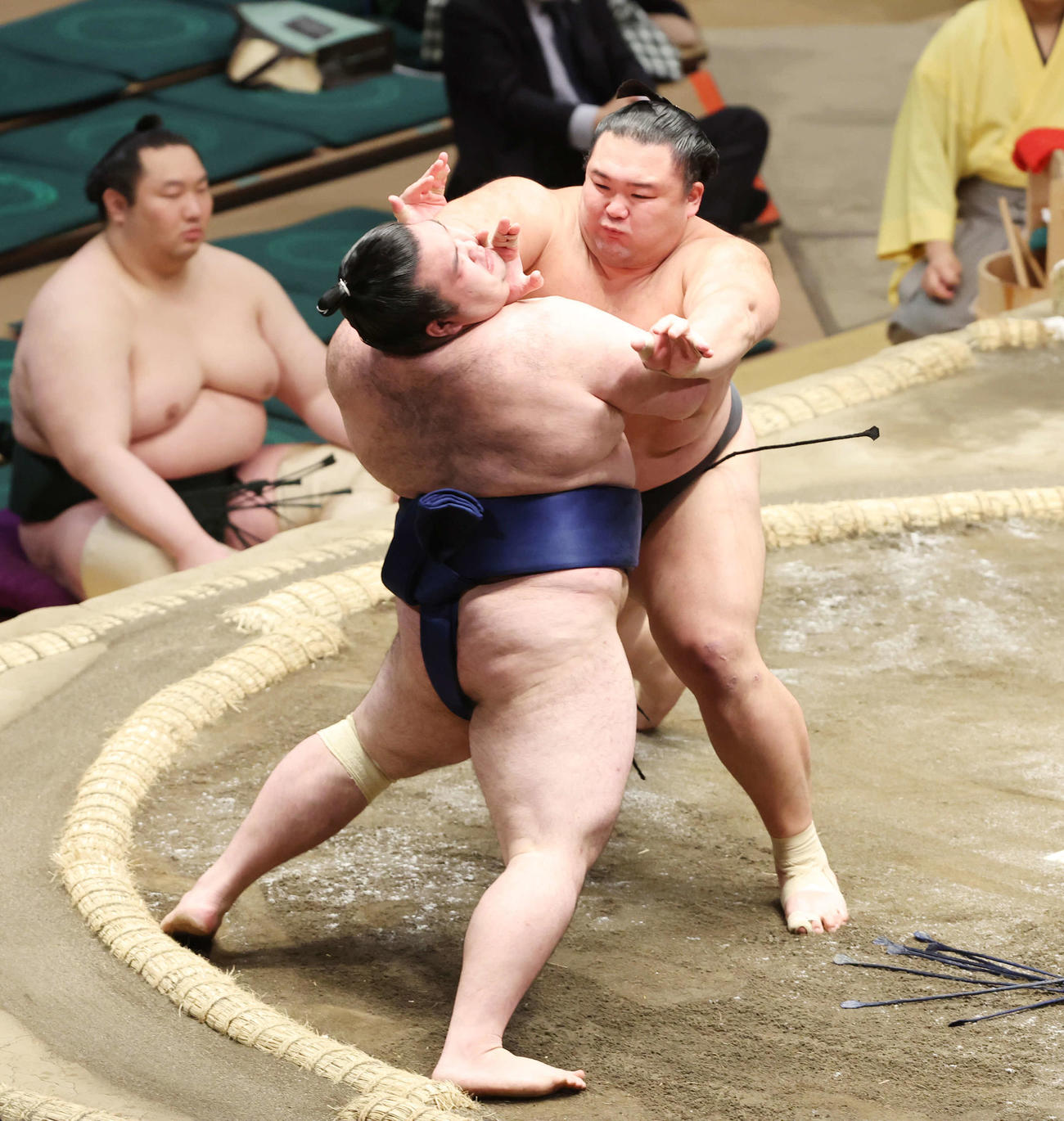 豪ノ山（左）を攻める朝乃山（撮影・宮地輝）