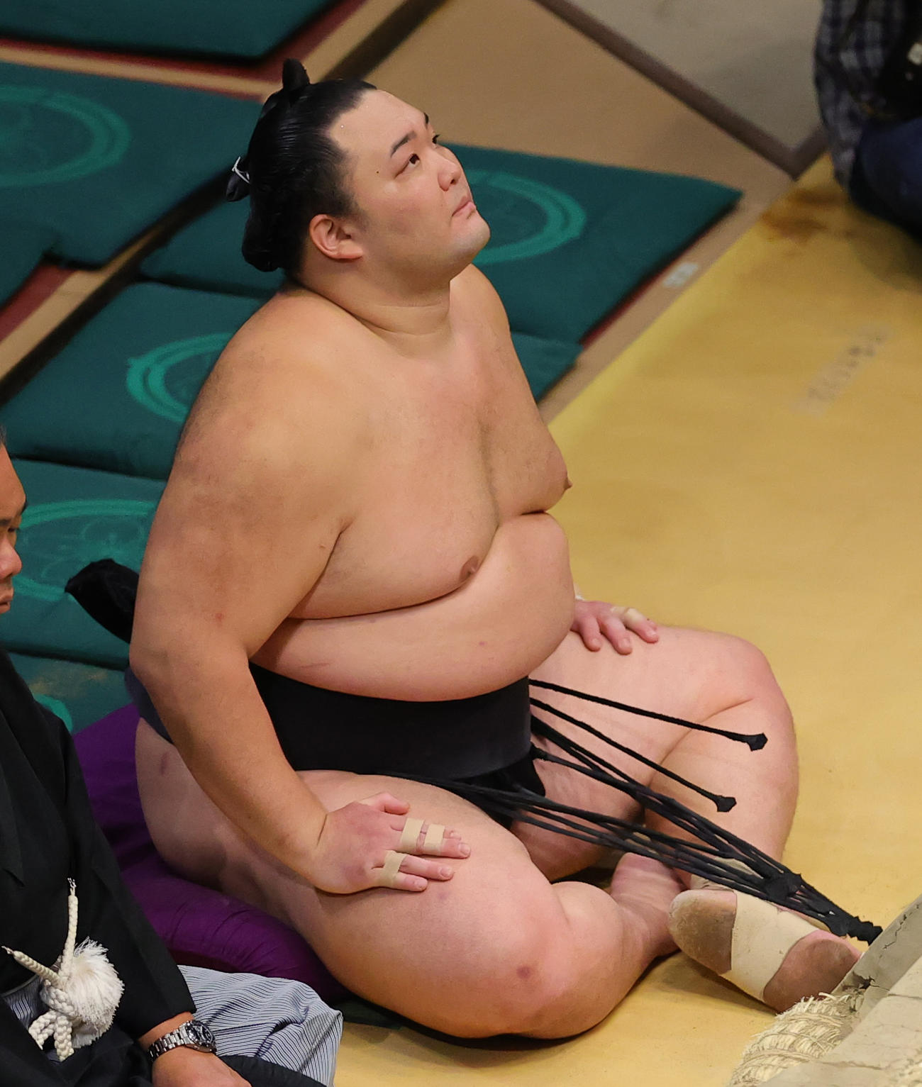 取組を前に天井を見上げる朝乃山（撮影・野上伸悟）