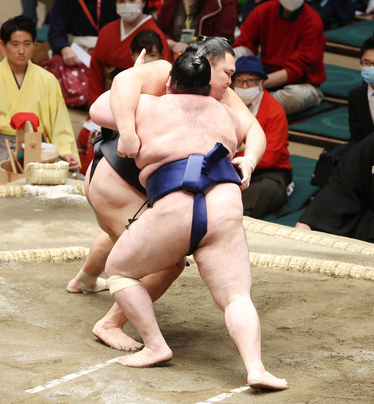 朝乃山（後方）は小手投げで豪ノ山を破る（撮影・宮地輝）