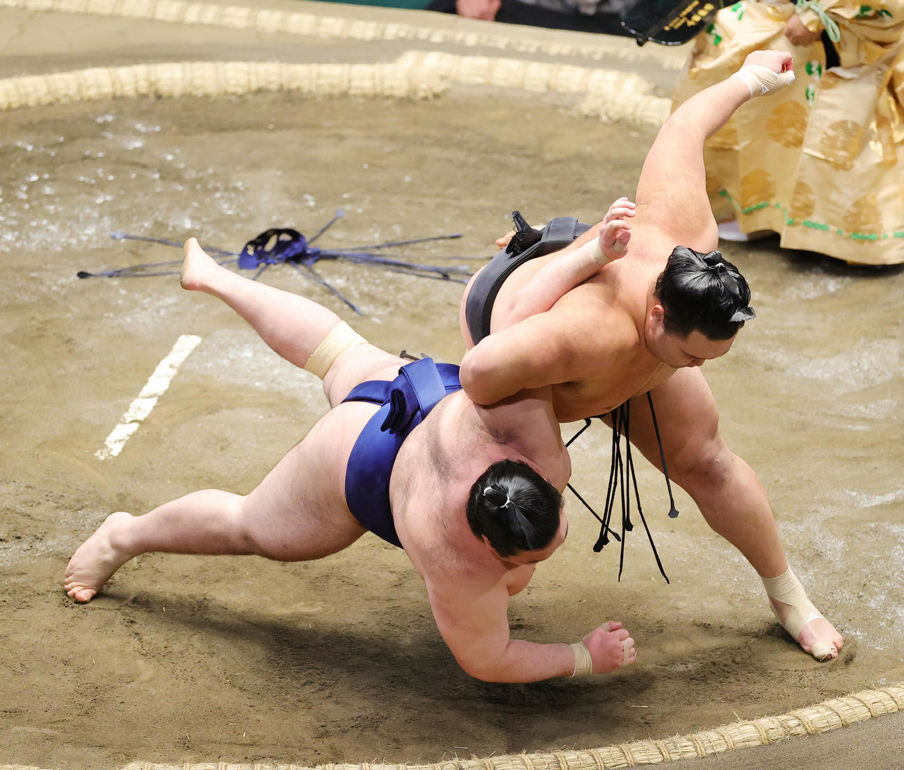 豪ノ山（左）を小手投げで破る朝乃山（撮影・野上伸悟）