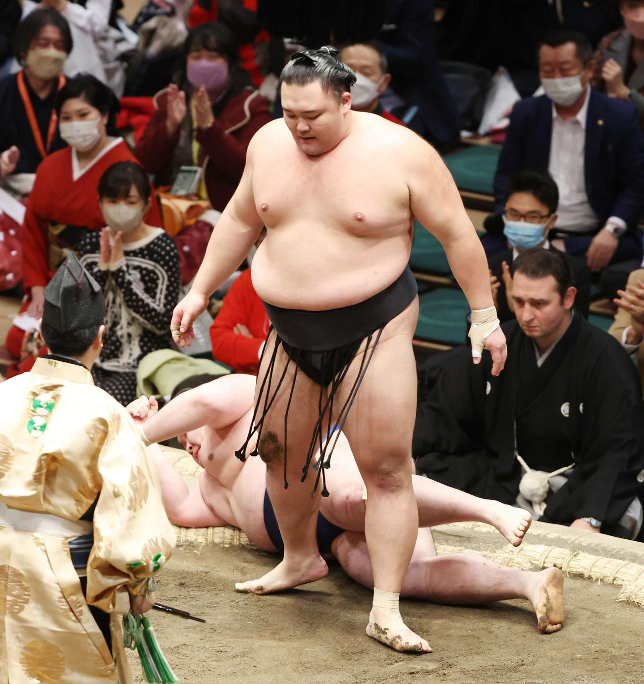 豪ノ山（後方）を小手投げで破った朝乃山（撮影・宮地輝）