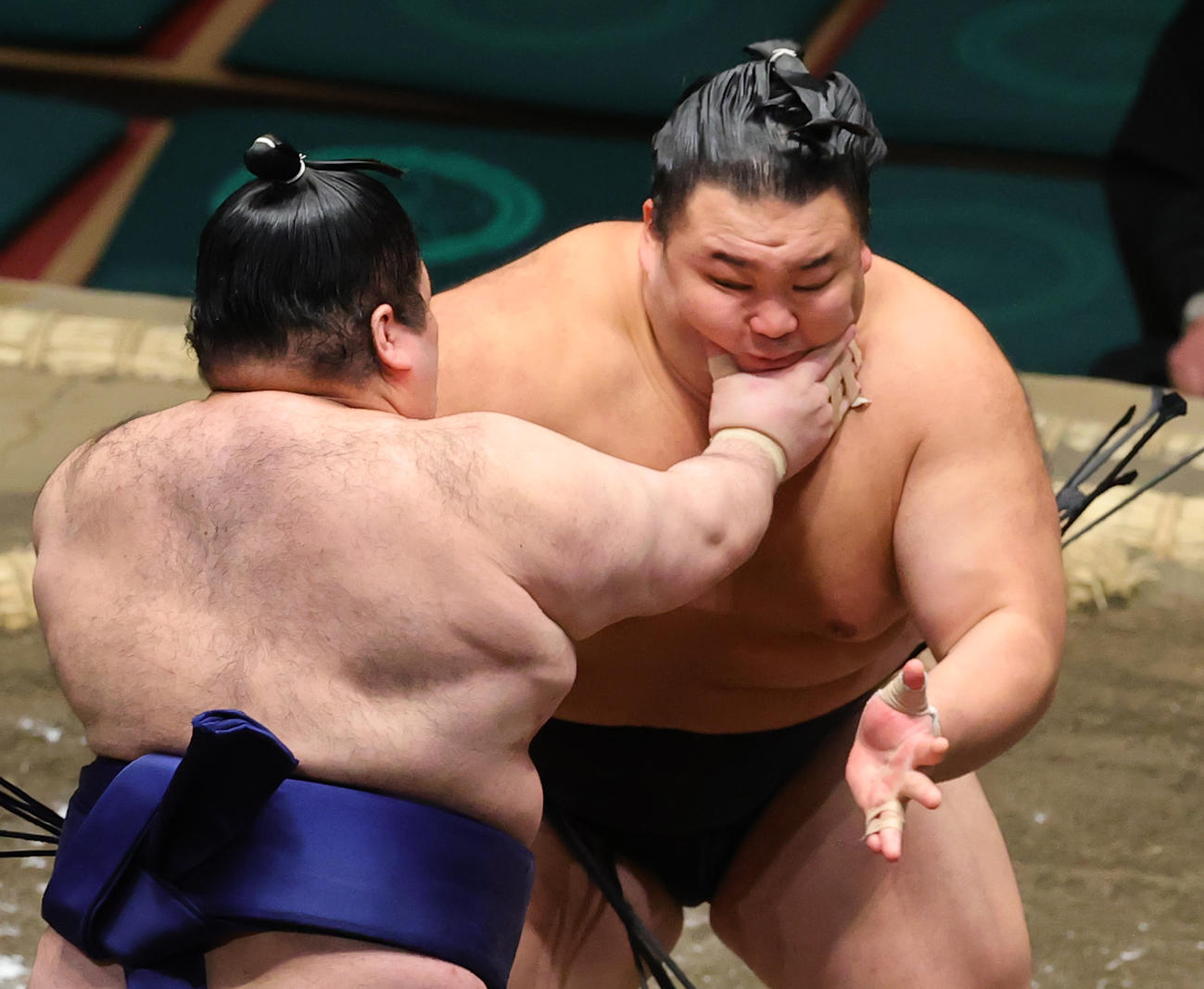 豪ノ山（手前）の突き押しをこらえる朝乃山（撮影・野上伸悟）