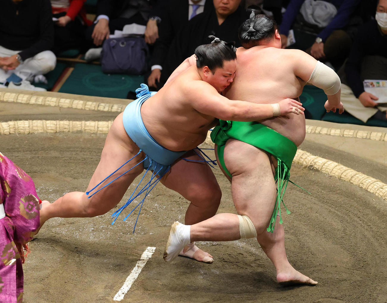 千代丸（右）を押し出しで破る琴勝峰（撮影・野上伸悟）