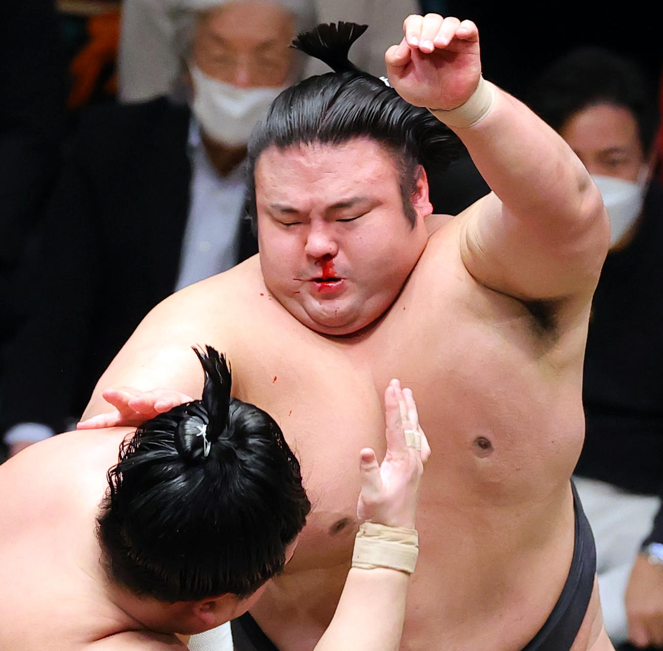 貴景勝は鼻血を流しながら錦富士（手前）と張り合う（撮影・野上伸悟）