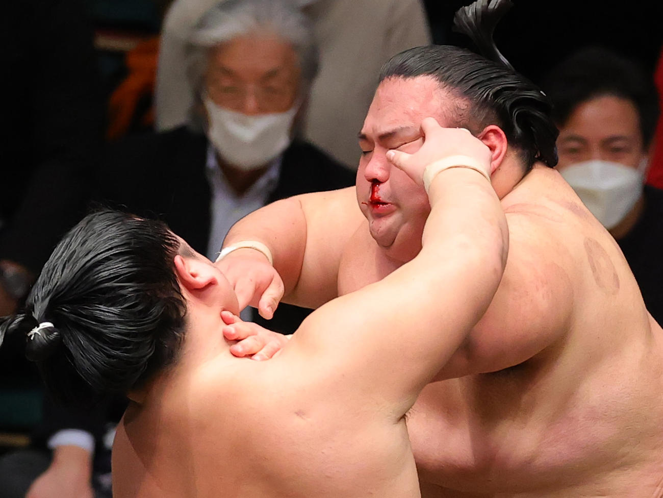 貴景勝は鼻血を流しながら錦富士（手前）と張り合う（撮影・野上伸悟）
